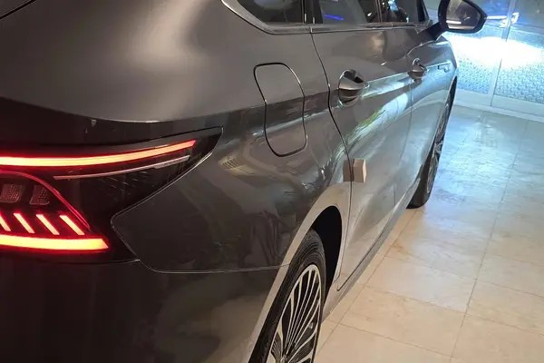 فونیکس، آریزو 8 هیبرید (Z8 PHEV)