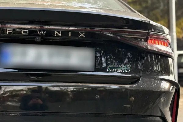 فونیکس، آریزو 8 هیبرید (Z8 PHEV)