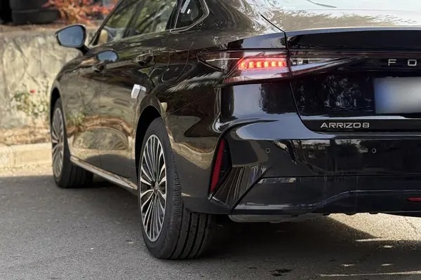 فونیکس، آریزو 8 هیبرید (Z8 PHEV)