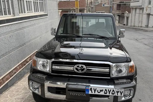 تویوتا، لندکروز وانت تک کابین