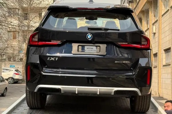 ب ام و، iX1
