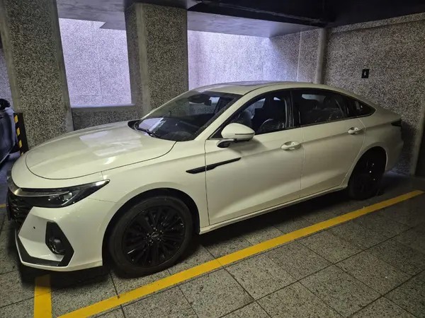 فونیکس، آریزو 8 (Z8)