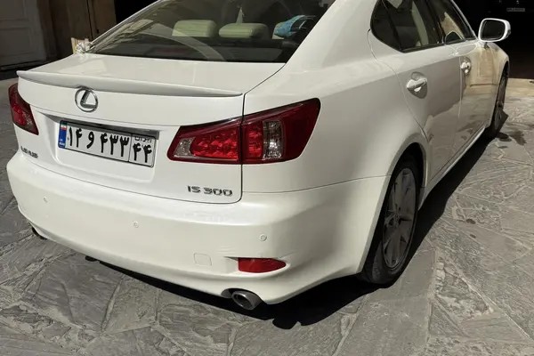 لکسوس، IS