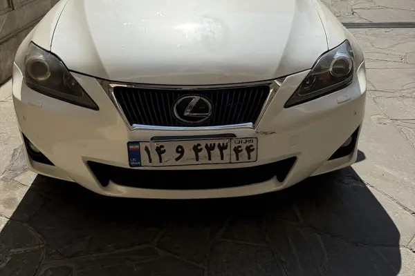 لکسوس، IS