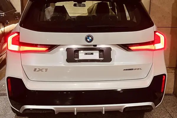 ب ام و، iX1