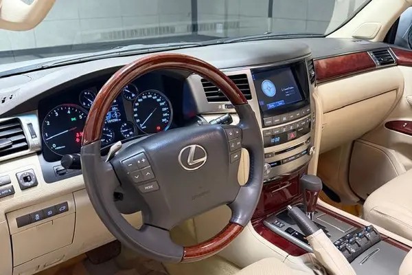 لکسوس، LX