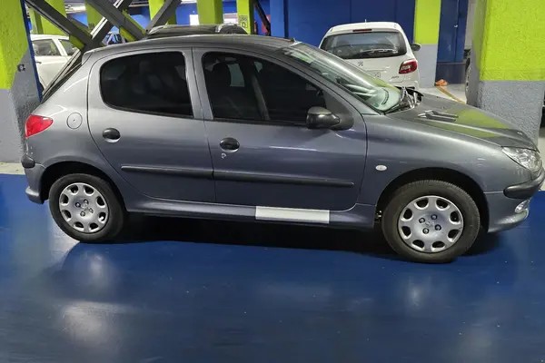 پژو، 206
