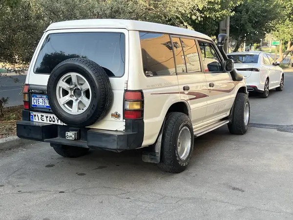 میتسوبیشی، پاجرو چهار در