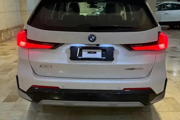 ب ام و، iX1